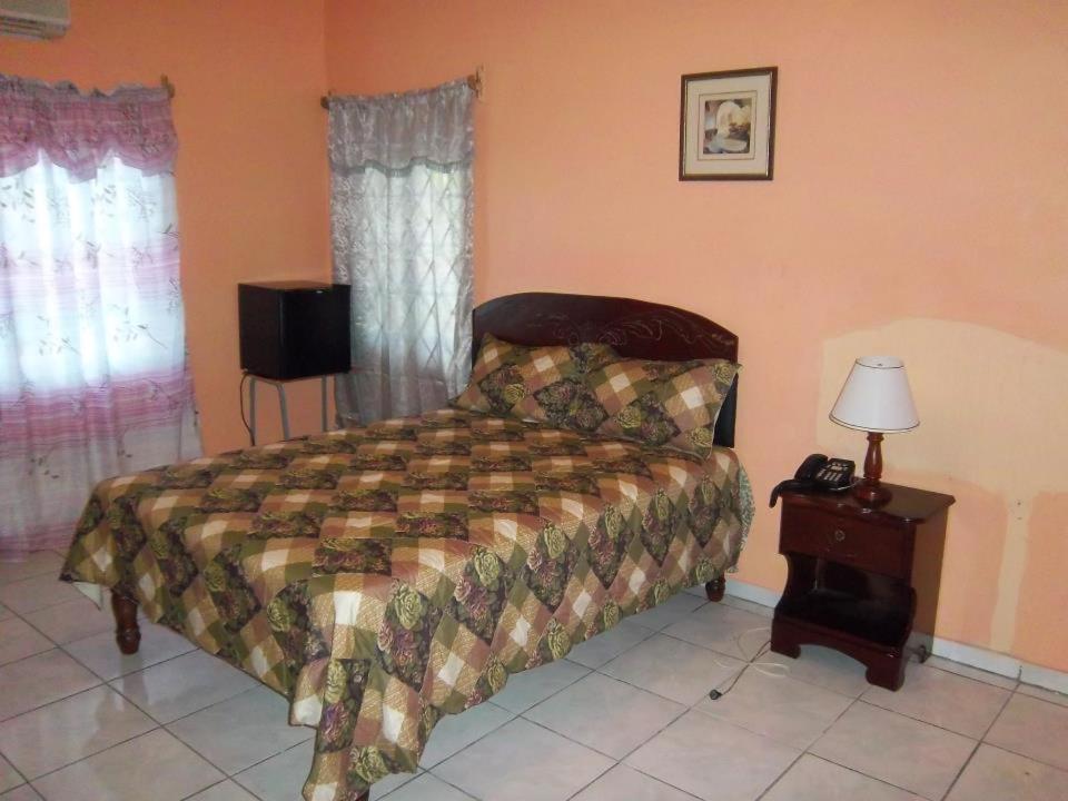 Tropical Court Hotel Montego Bay Zewnętrze zdjęcie